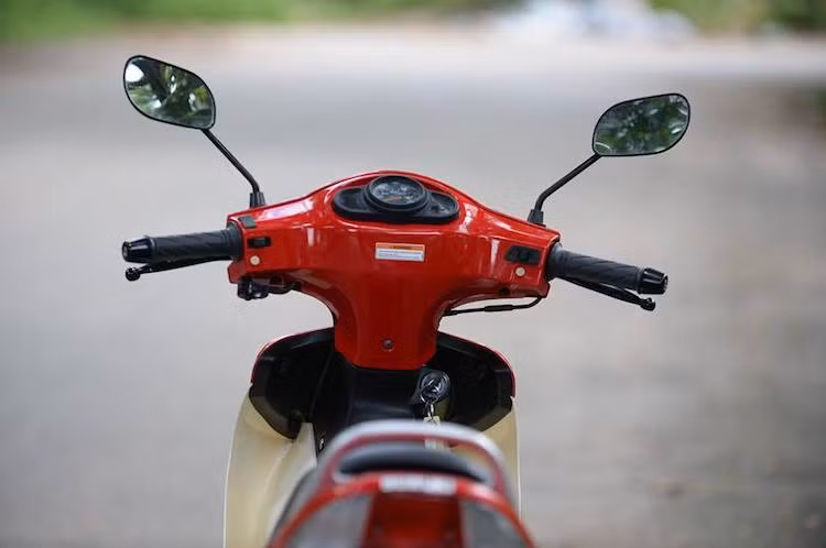 Ngay cả trong thời điểm hiện tại, chỉ có một số mẫu xe côn tay thể thao như Suzuki Raider 150 Fi, Yamaha Exciter 150 hay Honda Winner 150 mới có những đặc điểm này. Mặc dù vậy, so với Su "xì-po", chiếc xe cũng có một số "cải lùi" như bảng đồng hồ không có báo tua, đầu đèn trước hình "đĩa bay" độc đáo nhưng chóa pha nhỏ và chiếu sáng kém...