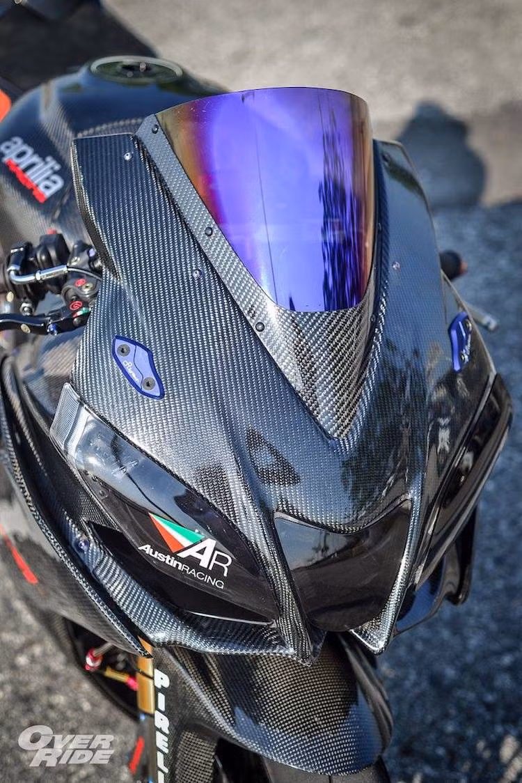 Theo phong cách xe đua, chiếc Aprilia RSV4 APRC đã bị bịt kín các đèn trước bằng những tấm ốp của Austin Racing. Ở phía trên, Raceline Superbiker đã thay cho xe kính chắn gió thể thao Magical Racing, đồng thời loại bỏ 2 gương chiếu hậu trước và thay bằng pad nhôm che lỗ Lightech Racing.