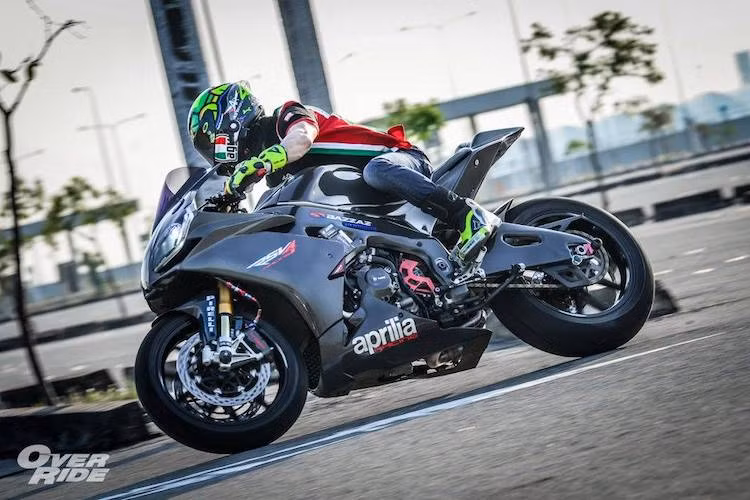 Sau khi được độ lại, chiếc superbike "đường phố" Aprilia RSV4 APRC phiên bản đặc biệt đã tiếp tục tới gần hơn giới hạn của một siêu môtô đua tại giải WSBK.
