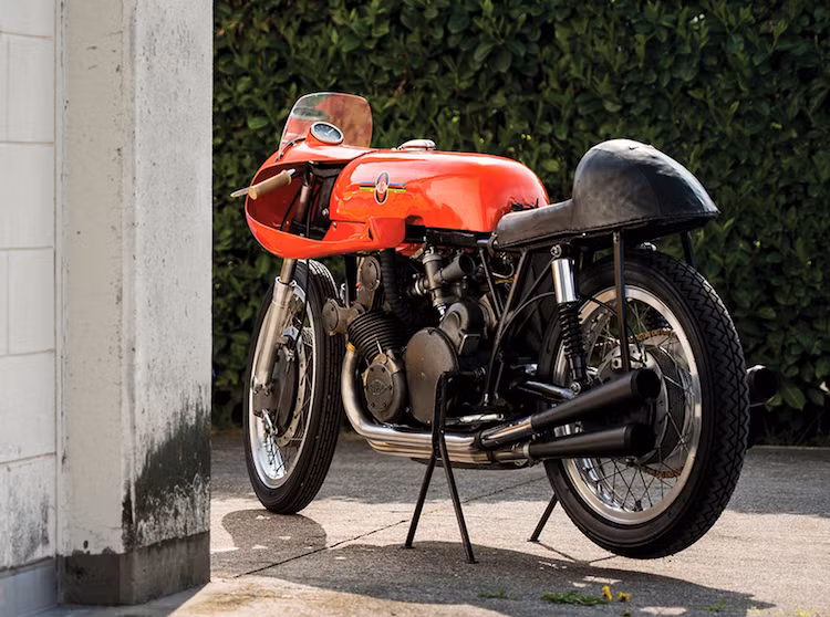 Ngoài ra, nó còn thua cả chiếc MV Agusta của tay đua Mike Hailwood. John Hartle đã từng thắng một chặng GP vào chặng đua 350 cc tại giải Dutch TT; tuy nhiên chiến thắng này có được do động cơ của xe Mike Hailwood nổ từ vòng 2. Sau khi đội đua Scuderia Duke tan giã, chiếc xe số khung 15 đã được bán qua 3 đời chủ khác nhau.