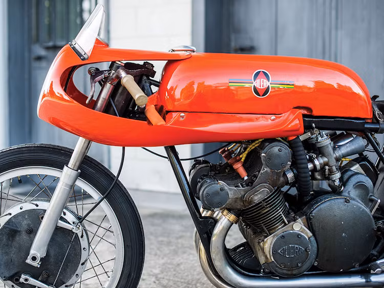 Giống như những mẫu xe đua khác cùng thời, Gilera 500 4-Cilindri mang kiểu dáng cafe racer cổ điển với ghi-đông thấp và có gọc lái hợp, cùng với bộ quây gió phủ kín phần đầu tạo thành hình viên đạn. So với những chiếc môtô khác cùng thời, chiếc xe có điểm đặc biệt là bộ quây phủ tràn ở phần đầu, vượt qua cả tay lái để nối liền bình xăng.