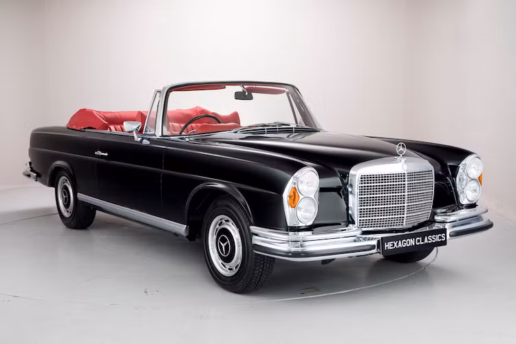 Thế hệ xe cao cấp nhất của Mercedes với tên mã W108, trước khi được đổi tên thành Mercedes S-Class được biết tới nhiều nhất bởi phiên bản sedan 4 cửa truyền thống. Tuy nhiên cũng giống như dòng xe Mercedes S-Class Cabriolet và Coupe ngày nay, chiếc xe cũng từng được sản xuất dưới cả phiên bản mui trần lẫn mui kín 2 cửa.