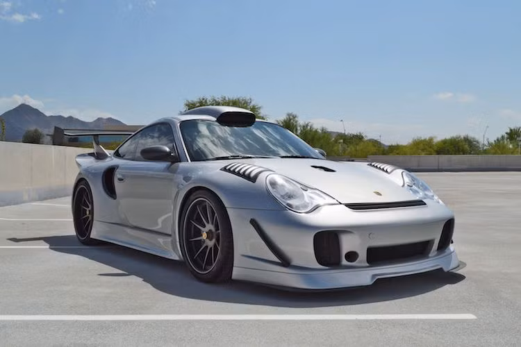Có mặt kể từ thế hệ 911 993 từ cách đây 24 năm, siêu xe Porsche 911 GT2 vốn "xuất thân" là một mẫu xe đua được chế tạo để tham gia vào thể thức GT2 của Liên đoàn đua xe Thế giới FIA. Tuy nhiên phải tới thế hệ 911 996 sau đó, 911 GT2 mới được sản xuất với số lượng lớn. Hiện nay, GT2 luôn là phiên bản mạnh mẽ nhất, thể thao nhất ở mỗi thế hệ 911.