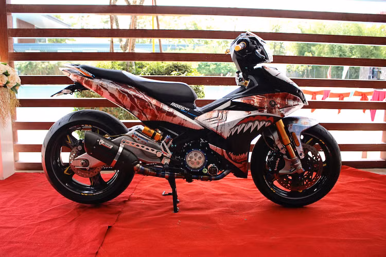 Lần đầu xuất hiện vào đầu năm 2016, cho tới nay chiếc Exciter 135 này vẫn được mệnh danh là mẫu Exciter độ khủng nhất Việt Nam và đã nhiều lần giành giải thưởng ở các cuộc thi độ xe khác nhau. So với cách đây hơn 1 năm, chiếc xe đã có khá nhiều chi tiết được thay đổi ở lần xuất hiện tại Hà Nội.