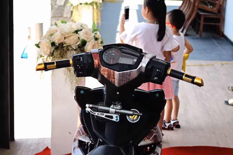 Phía trên tay lái là sự xuất hiện của gù xéo Rizoma, bao tay Rizoma Lux và cần phanh/côn Brembo Billet. Bên dưới cổ xe đã được lắp thêm cây trợ lực Ohlins với pad Apido. Do đã thay đầu Exciter 150 nên chiếc Exciter 135 này nay cũng đã sử dụng đồng hồ "zin" của bản 150. Trong khi đó, hệ thống khóa của xe được độ lên khóa thông minh Smartkey an toàn hơn.