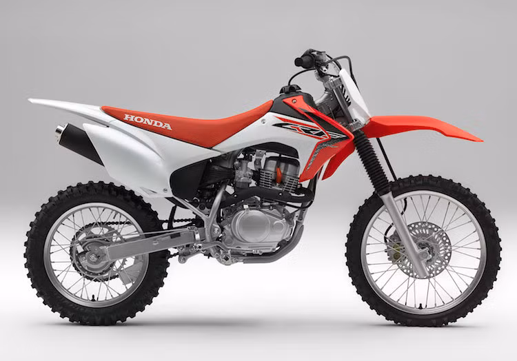 Trên thế hệ CRF150 mới nhất, hãng xe máy Honda sẽ sửa đổi lại kiểu dáng của chiếc xe theo phong cách tương tự "người anh em" CRF230 với dung tích xi-lanh lớn hơn. Bên cạnh kiểu dáng, một loạt những phụ tùng từ các dòng xe "cào cào" chuyên nghiệp lớn hơn của Honda cũng sẽ được đưa lên CRF150 2017.