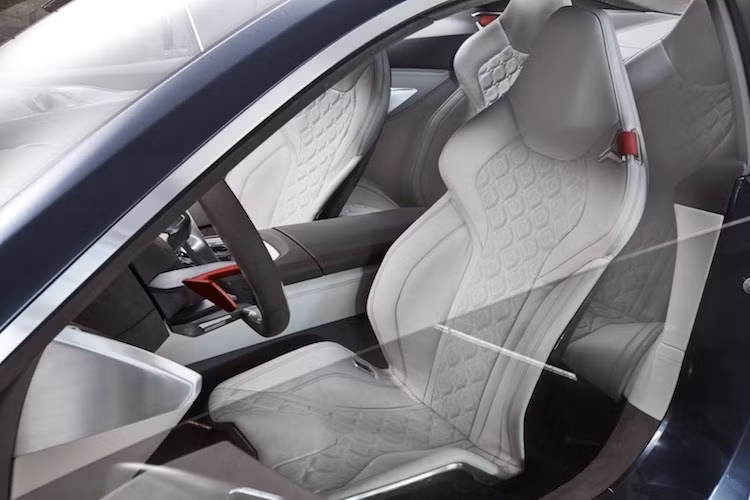 Trong khi đó, cũng giống như các đối thủ, bảng đồng hồ của xe cũng là một màn hình màu lớn với giao diện hiện đại. Các ghế ngồi cũng được thiết kế sang trọng và tối giản với khung bằng sợi carbon và da bọc loại cao cấp nhất. Giống như 8 Series, nội thất những chiếc BMW tương lai sẽ có những bề mặt gọn gàng, ít "rối" hơn cùng hệ thống thông tin giải trí iDrive tích hợp sâu hơn các tính năng điều khiển.