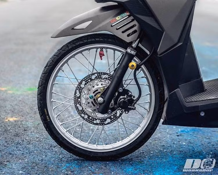 Trên chiếc xe này, "dàn chân" nguyên bản với mâm đúc 5 cánh kép của Vario 150 đã được người chơi xe thay bằng cặp niềng nhôm trọng lượng nhẹ, đi kèm lốp bản mỏng phong cách xe đua drag. Đĩa phanh trước của xe cũng được tiện lại hình mũi tên, trong khi chắn bùn nguyên bản được cắt khe sắc sảo, độc đáo.