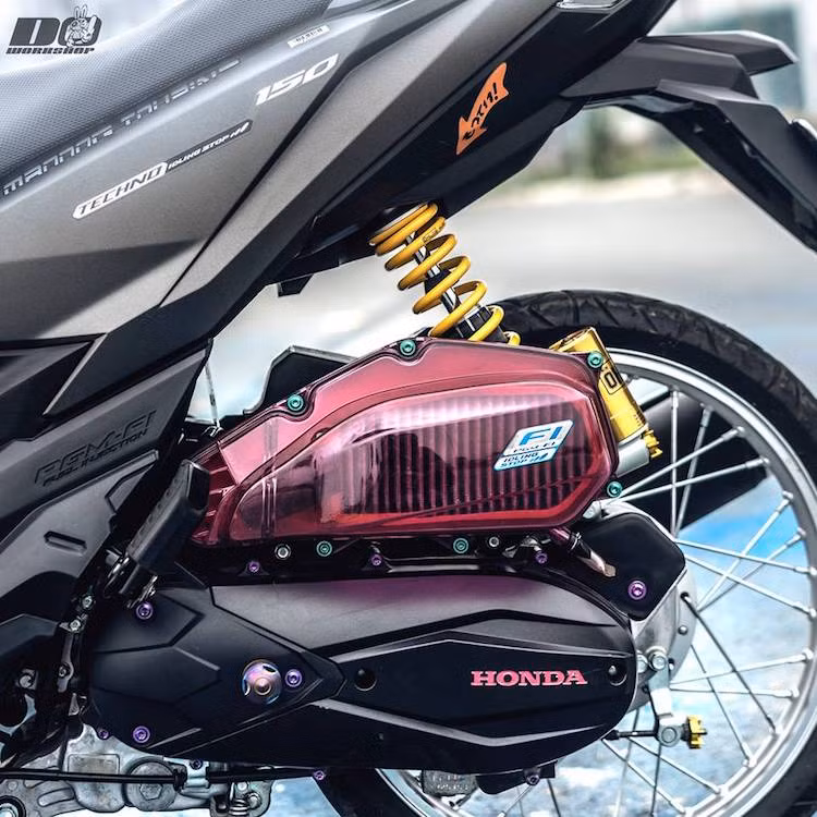 Những thay đổi ở động cơ chỉ giới hạn ở cổ pô inox bóng bẩy, dàn ốc Proti và đặc biệt là nắp lọc gió trong suốt độc đáo. Một chi tiết đáng giá trên bản độ này là hệ thống phuộc sau được nâng cấp với phuộc Ohlins "hàng hiệu" bình dầu rời.