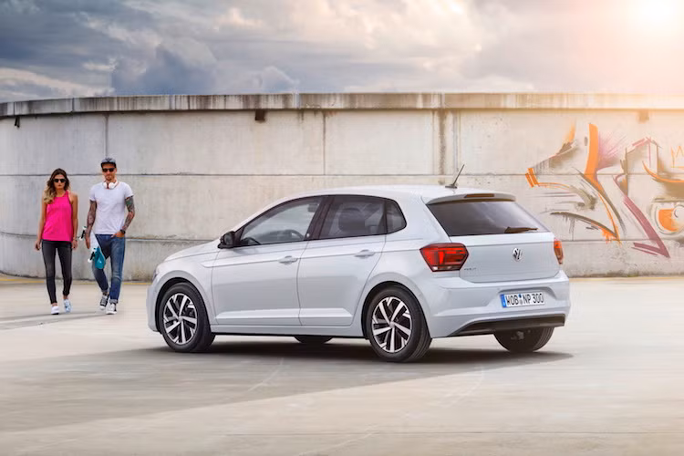 Dựa trên nền tảng khung sàn MQB A0 thế hệ mới, mẫu hatchback giá rẻ của Volkswagen hiện đã trở thành chiếc Polo lớn nhất trong lịch sử. Xe có trục cơ sở dài hơn thế hệ cũ 94 mm, dẫn tới chiều dài tăng lên thành 4053 mm. Đương nhiên, sự gia tăng kích thước sẽ dẫn tới khoang nội thất rộng rãi hơn.