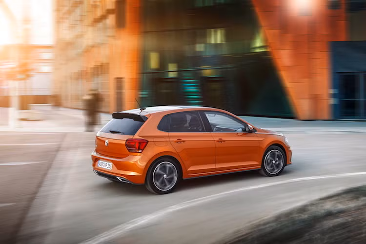 Volkswagen sẽ bắt đầu bán Polo 2018 tại các thị trường châu Âu từ cuối năm nay với mức giá "cực kỳ hấp dẫn". Cụ thể hơn, chiếc xe chỉ khởi điểm từ 12.795 Euro tại thị trường Đức (tương đương 326,4 triệu đồng).