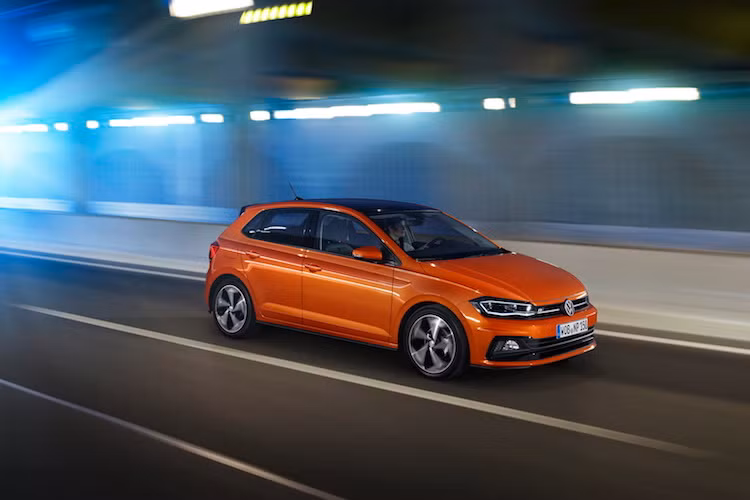 Phiên bản Polo GTI mạnh mẽ, thể thao nhất sẽ sở hữu động cơ 2.0l 4 xi-lanh tăng áp với công suất tròn 200 PS, khiến nó có thể tăng tốc từ 0-100 km/h trong 6,7 giây. Về động cơ diesel, Volkswagen chỉ sử dụng đúng loại máy 1.6l TDI với 2 mức công suất 80 và 95 mã lực. Đặc biệt, chiếc xe còn có phiên bản động cơ chạy khí ga tự nhiên 1.0 TGI với công suất 90 PS.
