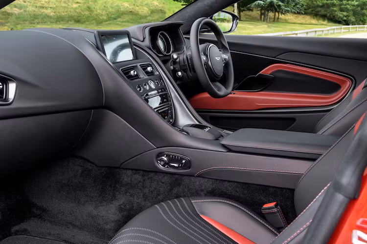 Ở bên trong nội thất, Aston Martin đã đảo ngược tông màu ngoại thất khi chủ yếu sử dụng tông màu đen, kết hợp với một số chi tiết viền da màu đỏ Chancellor Red trên ghế ngồi hay ốp cửa. Ngoài ra, những chi tiết bọc da của xe cũng được khâu lại với nhau bởi chỉ đỏ tương phản.