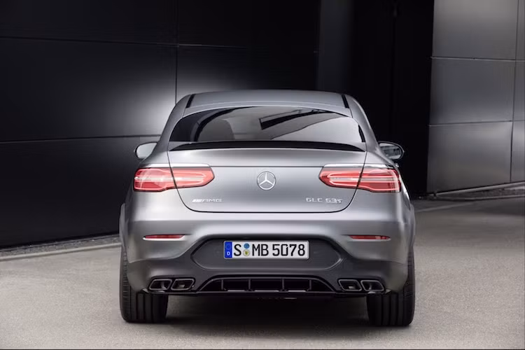 Mọi phiên bản của GLC 63 AMG mới cũng được hãng xe Mercedes trang bị cản sau với cánh khuếch tán cùng chụp pô kép hình bình hành đặc trưng của AMG ở phía sau. Nằm phía trên kính chắn gió sau của xe là một cánh đuôi nhỏ, kết thúc những thay đổi ngoại thất của GLC 63 AMG.
