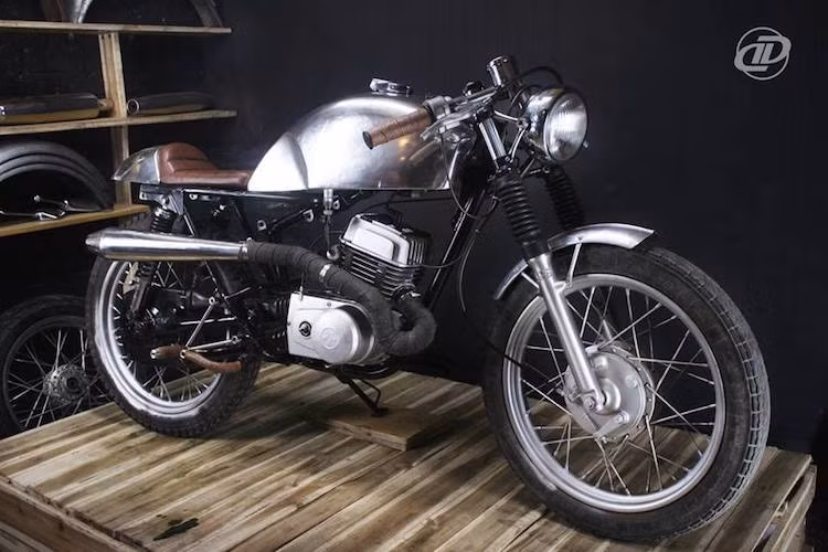 Người Việt Nam vốn đã không còn xa lạ gì với những chiếc "xe chở lợn" Minsk M125 2 kỳ có nguồn gốc từ Belarus - gắn liền với một thời kỳ chuộng dùng hàng Xô-Viết. Dù không thực sự tin cậy, nhưng nhờ có giá rẻ, kiểu dáng nam tính và dễ sửa chữa, chiếc xe đã được khá nhiều dân chơi Việt độ lại để trở nên mới mẻ hơn.