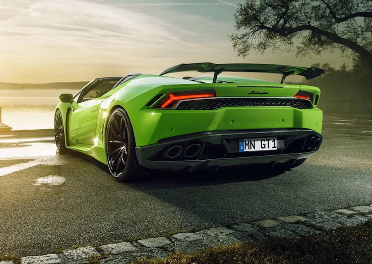 Hệ thống treo thể thao giúp chiều cao của Huracan Spyder hạ thêm tối đa khoảng 35 mm, tuy nhiên khoảng cách này cũng có thể điều chỉnh được. Để nâng cấp hiệu hăng, hệ thống xả thể thao siêu nhẹ làm từ Inconel đã được trang bị cho chiếc xe.