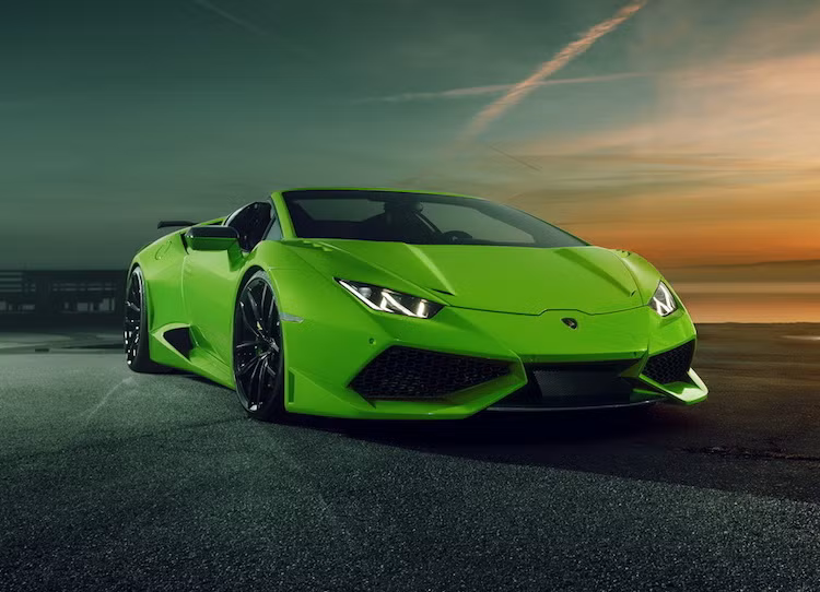 Ở phía trước, chiếc siêu xe mui trần Huracan Spyder được lắp thêm một tấm khuếch tán không khí dưới cản, với hai cánh nhỏ nằm hai bên cùng ốp gương sợi carbon cùng các vòm bánh trước "trổ" thêm khe tản nhiệt cho hệ thống phanh.