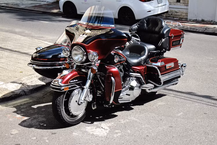 Thuộc sở hữu của một người sưu tập môtô tại Đà Nẵng, chiếc Harley-Davidson Ultra Classic Sidecar đời 2002 này có độ hoàn thiện và chất lượng các chi tiết có thể nói là thuộc hàng "top" trong số những chiếc HD "xít-đờ-ca" tại Việt Nam.