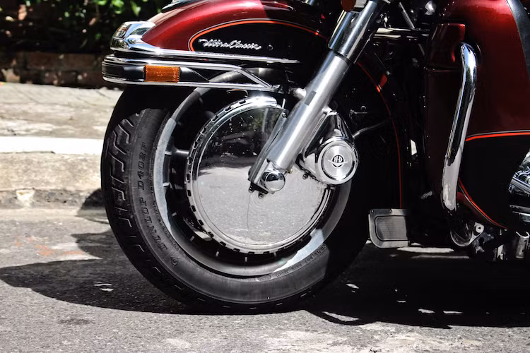Là một chiecs xe to lớn và nặng, Electra Glide Ultra Classic được trang bị hệ thống phanh đĩa kép phía trước và đĩa đơn phía sau, tất cả đều có đường kính 292 mm. Chiếc Ultra Classic Sidecar này đã được chủ xe trang bị thêm bộ ốp bảo vệ hệ thống phanh, không chỉ che chắn đĩa phanh khỏi bùn đất mà còn khiến dáng xe trở nên cổ điển hơn.