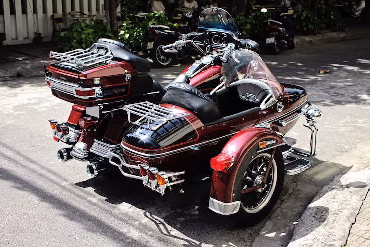Tại Việt Nam, số lượng những chiếc HD độ sidecar thuộc cả dòng Ultra Classic lẫn các dòng xe khác dù hiếm nhưng không quá khó để gặp. Tuy nhiên, những chiếc Harley-Davidson sidecar chính hãng lại là "hàng độc". Chiếc Harley-Davidson Ultra Classic Sidecar đời 2002 trong bài viết này là một trong những chiếc xe như vậy.