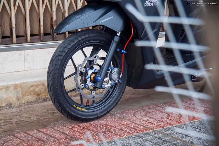 Ở bánh trước, bộ mâm 5 cánh kép nguyên bản của Vario được giữ lại, nhưng sử dụng lốp Michelin bám đường hơn. Trong khi đó, hệ thống phanh được nâng cấp bằng dây dầu Morin, đĩa hoa Galfer, heo Brembo 2 pis đối xứng và bắt vào phuộc bởi dàn ốc titan màu xanh bắt mắt.