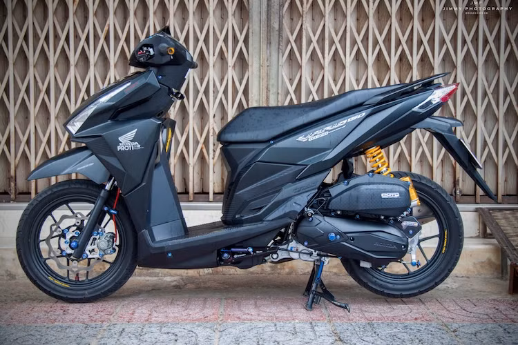 Không được phân phối chính thức, nhưng mẫu xe tay ga Honda Vario 150 đến từ Indonesia đang được nhiều người chơi xe tại Việt Nam ưa chuộng. Với ngoại hình đầy phong cách và thể thao cùng động cơ đầy sức mạnh so với vóc dáng nhỏ gọn của mình, Honda Vario đã được nhiều chơi xe trong nước độ lại.