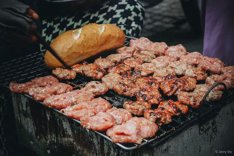 Thịt viên nướng được chế biến từ thịt heo băm nhuyễn, trộn gia vị rồi ướp với một loại sốt theo công thức của chủ quán, rồi viên lại cho lên vỉ nướng.