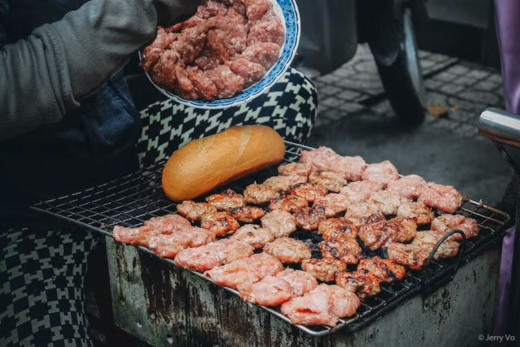 Khác với các loại bánh mì Sài Gòn quen thuộc với nhân patê, ruốc, giò, chả, xúc xích..., bánh mì ở đây chỉ phục vụ duy nhất nhân thịt viên nướng.