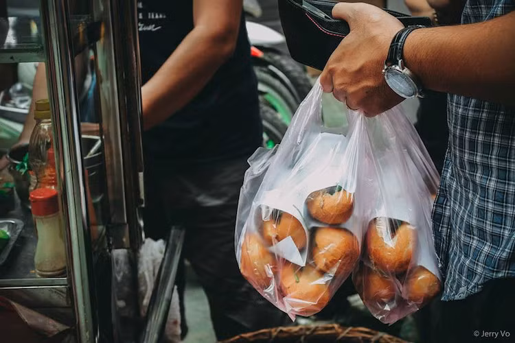 Chả được nướng luôn tay nhưng vẫn không kịp để phục vụ thực khách. Vào giờ cao điểm đi qua quán, bạn sẽ dễ dàng gặp hàng người dài cả khách Tây và ta đứng xếp hàng đợi đến lượt.