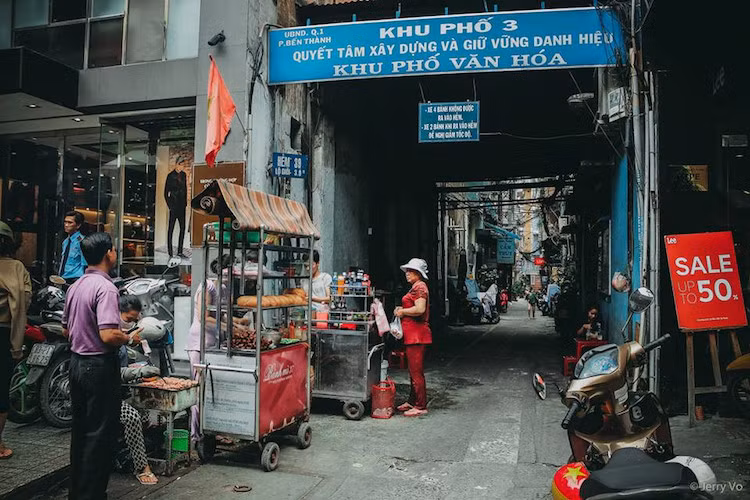 Từng được tạp chí du lịch Mỹ Condé Nast Traveler vinh danh là một trong 12 món ăn đường phố ngon nhất thế giới, món bánh mì thịt nướng của xe bánh mì 37 Nguyễn Trãi (quận 1, TP.HCM) thu hút thực khách với vị ngon của những miếng thịt nướng được tẩm ướp vừa miệng, nướng vừa chín tới để giữ nguyên độ mềm, cùng nước sốt ớt cay xé đậm đà.