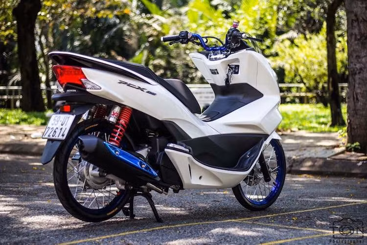 Trong đó, khác biệt đáng kể nhất đó chính là bộ mâm đúc 14 inch nguyên bản của PCX đã được người chơi xe thay bằng cặp bánh căm 17 inch bản mỏng, đi kèm với lốp mỏng như trên những chiếc xe đua drag tại Thái Lan.