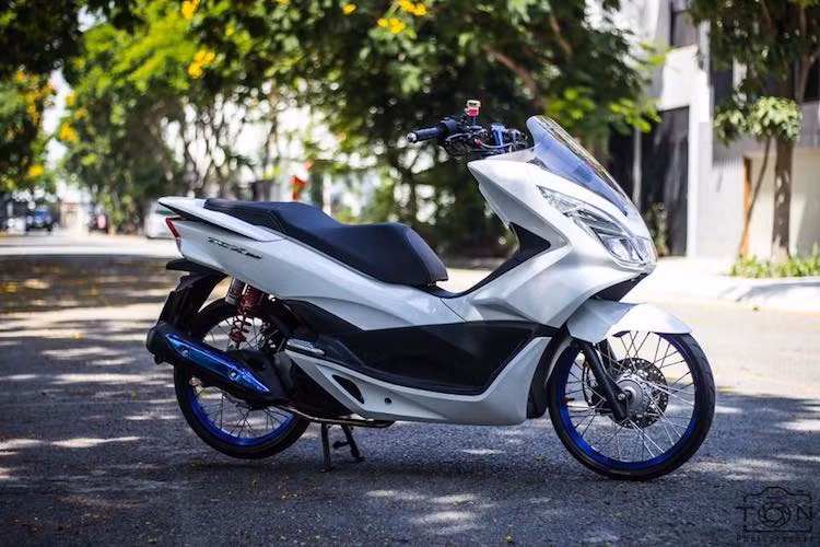 Tại Việt Nam xe ga Honda PCX nói riêng và các dòng maxi scooter nói chung ít được ưa chuộng hơn xe ga bình thường. Mặc dù vậy, chiếc xe vẫn được một bộ phận những người đam mê lựa chọn và tạo nên các bản độ kiểng đẹp mắt.