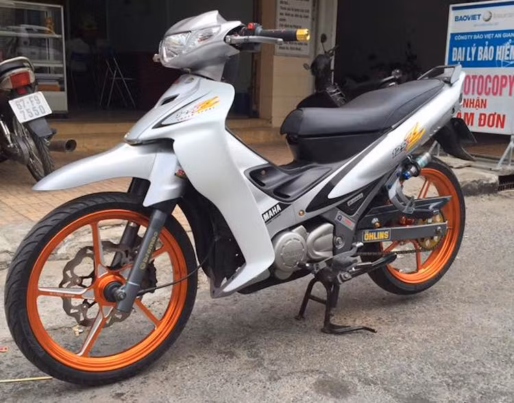 Dù đã ra mắt lần đầu từ gần 20 năm trước nhưng tới tận ngày nay, mẫu xe underbone côn tay hai kỳ Yamaha Z125 cũ vẫn được dân chơi xe ở nhiều nước Đông Nam Á ưa chuộng bởi kiểu dáng nhẹ nhàng, thể thao và động cơ mạnh mẽ. Tới nay, dòng xe này vẫn được sản xuất tại Malaysia với cái tên 125ZR.