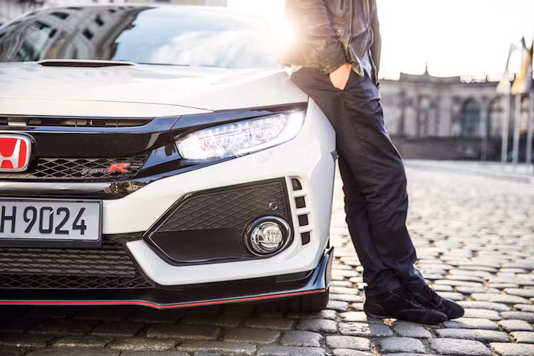 Ngay từ cái nhìn đầu tiên, Civic Type R mới đã gây ấn tượng mạnh bởi cản trước cực kỳ dữ dằn với các khe hút gió lớn, cùng với nắp ca-pô cũng được "trổ" thêm một khe hút gió ở chính giữa. Xe được trang bị mâm 20 inch kích thước lớn 5 cánh kép, phía sau là hệ thống phanh hiệu năng cao của Brembo.
