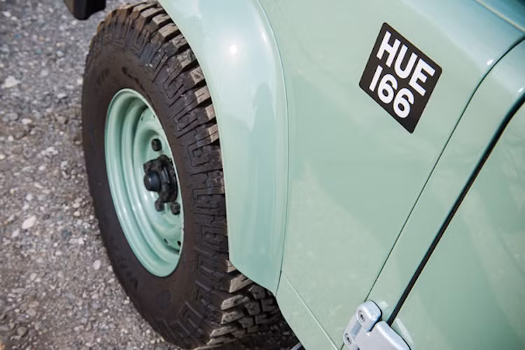 Cách đây 2 năm, Land Rover bán mỗi chiếc Defender 90 Heritage Edition với giá khởi điểm 27.800 Bảng (tương đương 632 triệu đồng). Tuy nhiên do thuộc sở hữu của người nổi tiếng, chiếc xe của Rowan Atkinson chuẩn bị được đem đấu giá vào cuối tháng 7 với giá dự đoán tối đa 45.000 Bảng (tương đương 1,3 tỷ đồng).