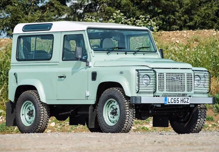 Thuộc đời 2015, chiếc Defender 90 của Rowan Atkinson thuộc phiên bản đặc biệt cuối cùng của dòng xe với tên gọi xe địa hình Land Rover Defender 90 Heritage Edition. Chỉ có số lượng 400 chiếc, ông đã trực tiếp nhận chiếc xe từ nhà máy Land Rover vào ngày 28/11/2015 và giữ nó cho tới nay.