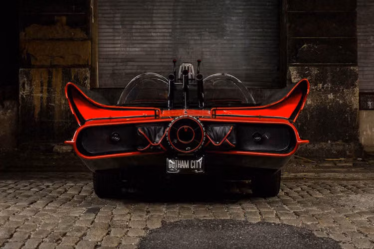 Trong phim, Batmobile cũng sở hữu một loạt các vũ khí và trang bị đặc biệt, có thể kể tới gồm dao cắt cáp chăng ngang đường, máy chiếu Bat Ray, ống kính phát hiện kẻ thù, hệ thống tự bơm lốp, máy tính tích hợp sẵn trên xe, bom khói, hệ thống radar sóng âm...