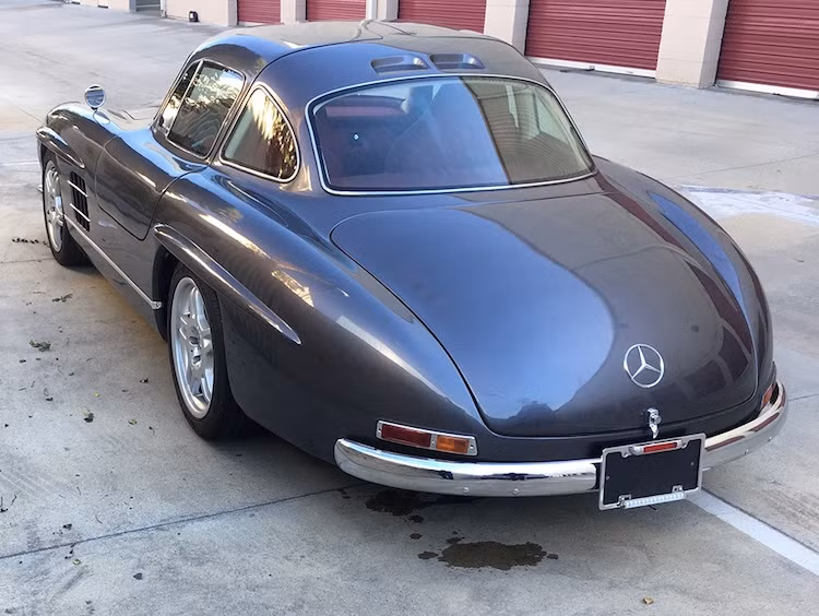 Xét về lịch sử, dòng xe mui trần SLK-Class là "hậu duệ" của phiên bản giá rẻ 190 SL dựa trên 300 SL năm xưa. Chính vì vậy, chiếc SLK 32 AMG độ 300 SL đã có những tỷ lệ thân xe giống như xe thật. Tuy nhiên, thay vì thân xe làm từ nhôm như 300 SL, bộ vỏ của chiếc SLK này đã được làm từ sợi thủy tinh.