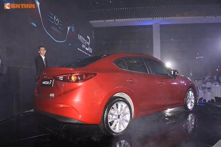Giống như Mazda 6, xe được nâng cấp bên trong nội thất với các trang bị mới như hệ thống thông tin giải trí kèm màn hình cảm ứng 7 inch, dàn âm thanh 6 loa, cửa sổ trời, màn hình hiển thị phản chiếu trên kính HUD trên phiên bản cao cấp... Tại Việt Nam, Mazda 3 1.5L Sedan có giá 690 triệu đồng, Mazda 3 2.0L Sedan giá 805 triệu đồng và Mazda 3 1.5L Hatchback có giá 715 triệu đồng.
