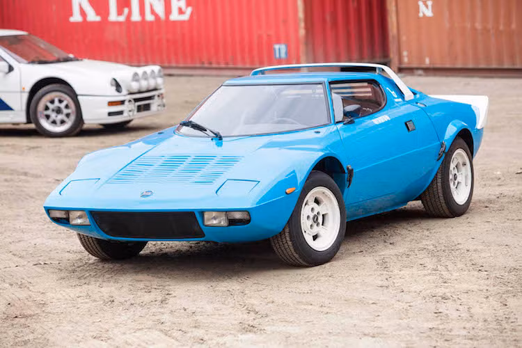 Tuy nhiên sau khi 246GT Dino ngừng sản xuất, Ferrari đã chuyển cho Lancia 500 động cơ V6 để trang bị cho Stratos. Chính vì vậy ngoài các phiên bản thử nghiệm khác nhau, đã có tổng cộng 492 chiếc Stratos được sản xuất.