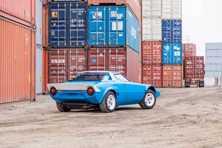 Chiếc xe Lancia Stratos HF mà các bạn đang thấy ở đây được sản xuất vào năm 1976, hoàn toàn nguyên bản và mới chỉ đi được gần 13.000 km. Tại lễ hội đấu giá Monterey vào cuối mùa hè này tại Mỹ, chiếc xe sẽ được nhà Bonhams đưa "lên sàn" với mức giá chưa được tiết lộ. Tuy nhiên nhiều khả năng giá của xe sẽ phải nằm ngoài mức 600.000 USD (hơn 13,6 tỷ đồng).