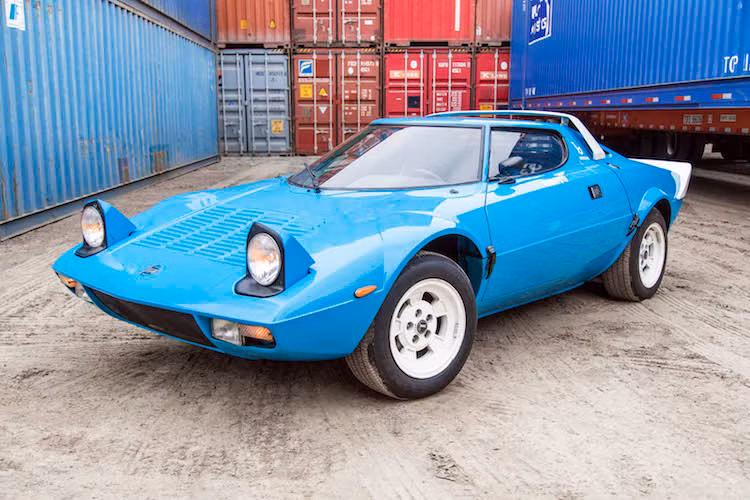 Vào năm 1970, mẫu concept đầu tiên Lancia Stratos Zero đã được trưng bày lần đầu trước công chúng. Tuy nhiên chiếc xe này có kiểu dáng hoàn toàn khác biệt so với siêu xe Lancia Stratos HF huyền thoại sau này.