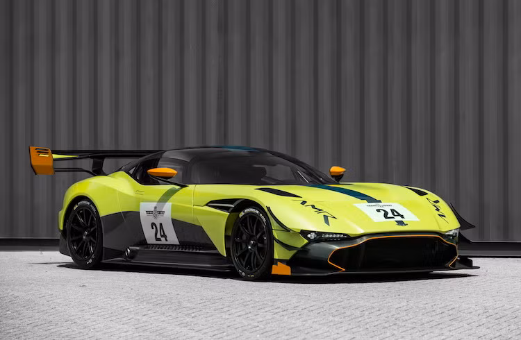Được đặt tên theo vị thần lửa trong thần thoại Rome cổ, siêu xe Aston Martin Vulcan là một chiếc xe đua đỉnh cao, ra mắt lần đầu tại triển lãm Geneva 2015. Do chiếc AM-RB 001 từng được Aston Martin công bố hiện vẫn chưa giao tới tay khách hàng nên tạm thời Vulcan chính là mẫu xe "khủng" nhất của hãng siêu xe Anh Quốc.