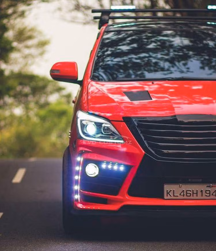 Trên gói độ bodykit cho Innova của Evo Customz, điểm nổi bật nhất của chiếc xe là phần cản trước được thiết kế lại với các đường nét góc cạnh và dàn đèn sương mù cùng đèn định vị LED. Kết hợp với lưới tản nhiệt sơn đen bóng, chiếc xe đã có phần đầu gợi nhớ tới mẫu SUV cỡ lớn Lexus LX570 phiên bản mới.
