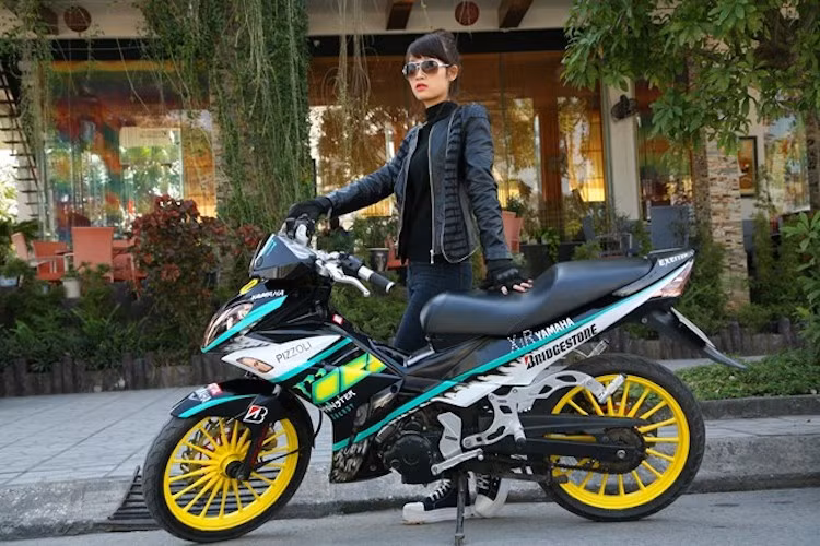 Về cơ bản, mẫu xe máy Yamaha X1R sử dụng chung động cơ, khung và phuộc với Exciter 135 thế hệ đầu tiên. Tuy nhiên so với Exciter, chiếc xe côn tay cỡ nhỏ này sở hữu kiểu dáng ấn tượng hơn nhiều với đèn pha trước mặt nạ như Nouvo và ghi-đông trần dạng clip-on thể thao.