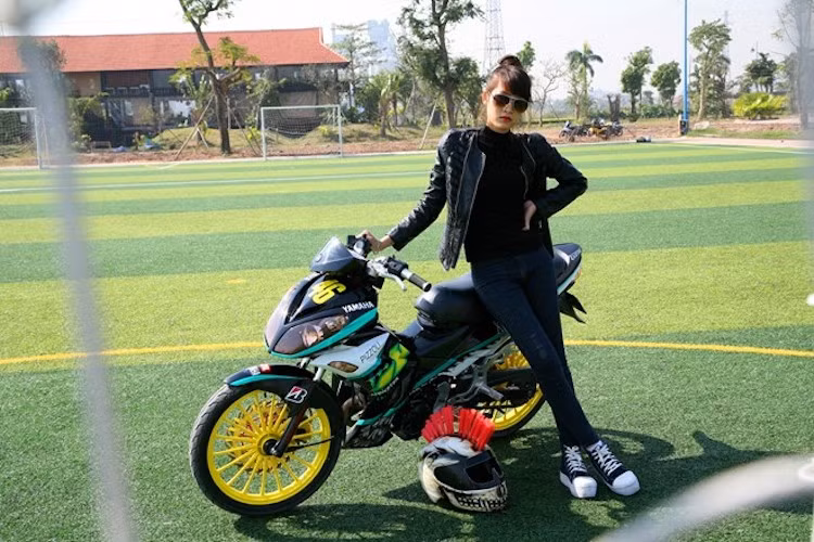 So với Exciter, X1R cũng sở hữu hệ thống phanh ưu việt hơn khi được trang bị phanh trước 2 pis ở phía trước và phanh đĩa sau thay cho phanh đùm. Những chi tiết khác như đèn hậu, dàn để chân, bảng đồng hồ, gương chiếu hậu... của xe cũng có sự khác biệt với Exciter 135.