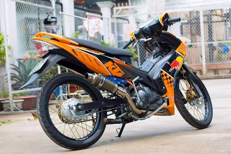 Phiên bản Yamaha Exciter 135 thế hệ đầu tiên đã được độ lại thành xe đua chuyên nghiệp với "nội công khủng" cùng dàn vỏ sơn tem đấu phong cách đội đua KTM Red Bull độc đáo.