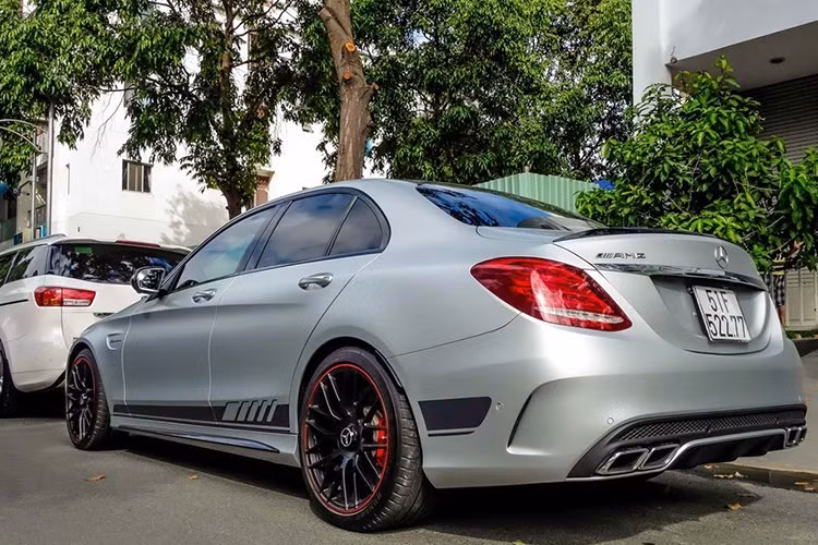 Thay vì màu xám như chiếc xe của Mercedes Việt Nam, C63S AMG Edition 1 của Cường Đô La có màu bạc mờ. Hiện tại anh đã bóc các decal chạy dọc thân xe và trang bị cho siêu sedan này gói khí động học của Brabus. C63S AMG Edition 1 được trang bị động cơ V8 tăng áp kép 4 lít (510 mã lực/700 Nm và có giá ở Việt Nam khoảng 4,6 tỷ đồng.