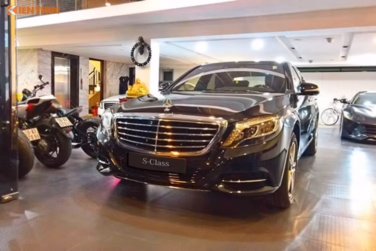 Có vẻ như Mercedes là một thương hiệu được Cường Đô La ưa chuộng khi trước đây, anh đã từng sở hữu một chiếc S500L và C300. Vào giữa tháng 5 vừa qua, Cường Đô La lại tiếp tục đưa thêm một chiếc Mercedes S400L về gara của mình. Thay vì màu trắng như chiếc S500L trước của anh, lần này chiếc S400L có màu đen bóng sang trọng.