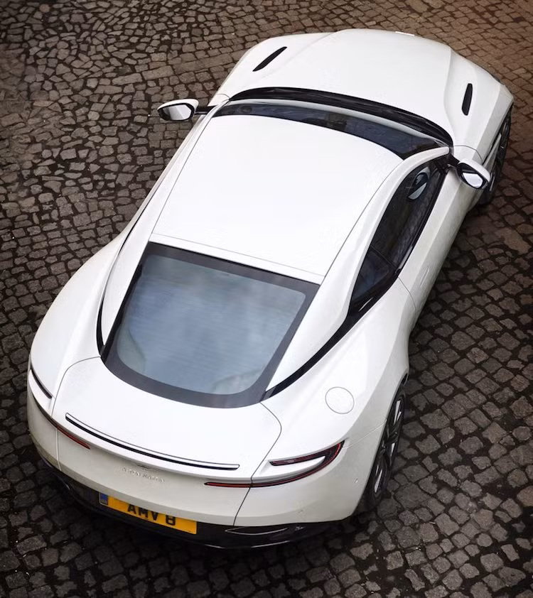 So với bản V12, Aston Martin DB11 V8 có thiết kế gần như không có sự thay đổi. Những điểm khác biệt của chiếc xe ở ngoại thất chỉ nằm ở chóa đèn pha tối màu, bộ mâm đúc mới và 2 khe hút gió trên nắp ca-pô thay vì 4 khe như bản V12 cao cấp hơn.